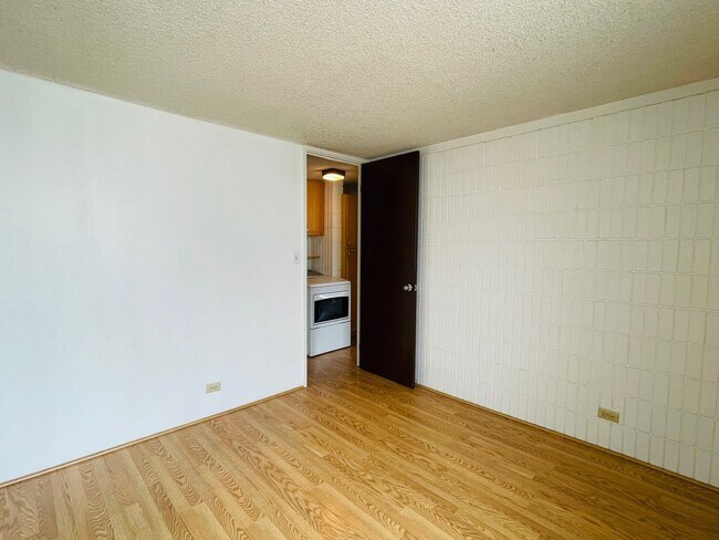 Building Photo - Partly Furnished 3-bedroom, 2-bath condo a...