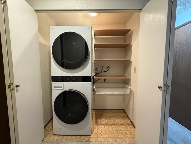 Building Photo - Lovely 2-Bedroom End Unit Condo in Cedarwo...