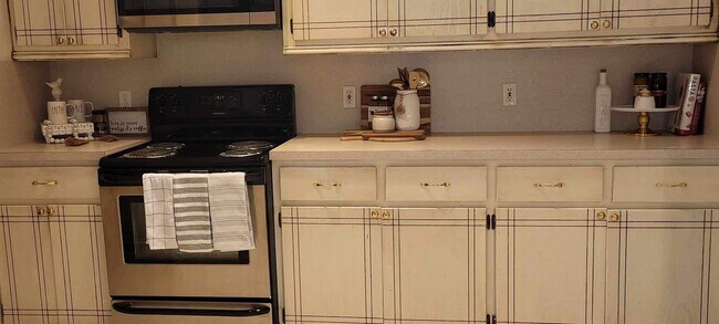 Building Photo - 4 bed in Putnam City! New luxury plank flooring , carpet , paint and new electric range!