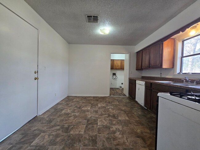 Building Photo - 3 Bed 1 Bath Home in Shawnee