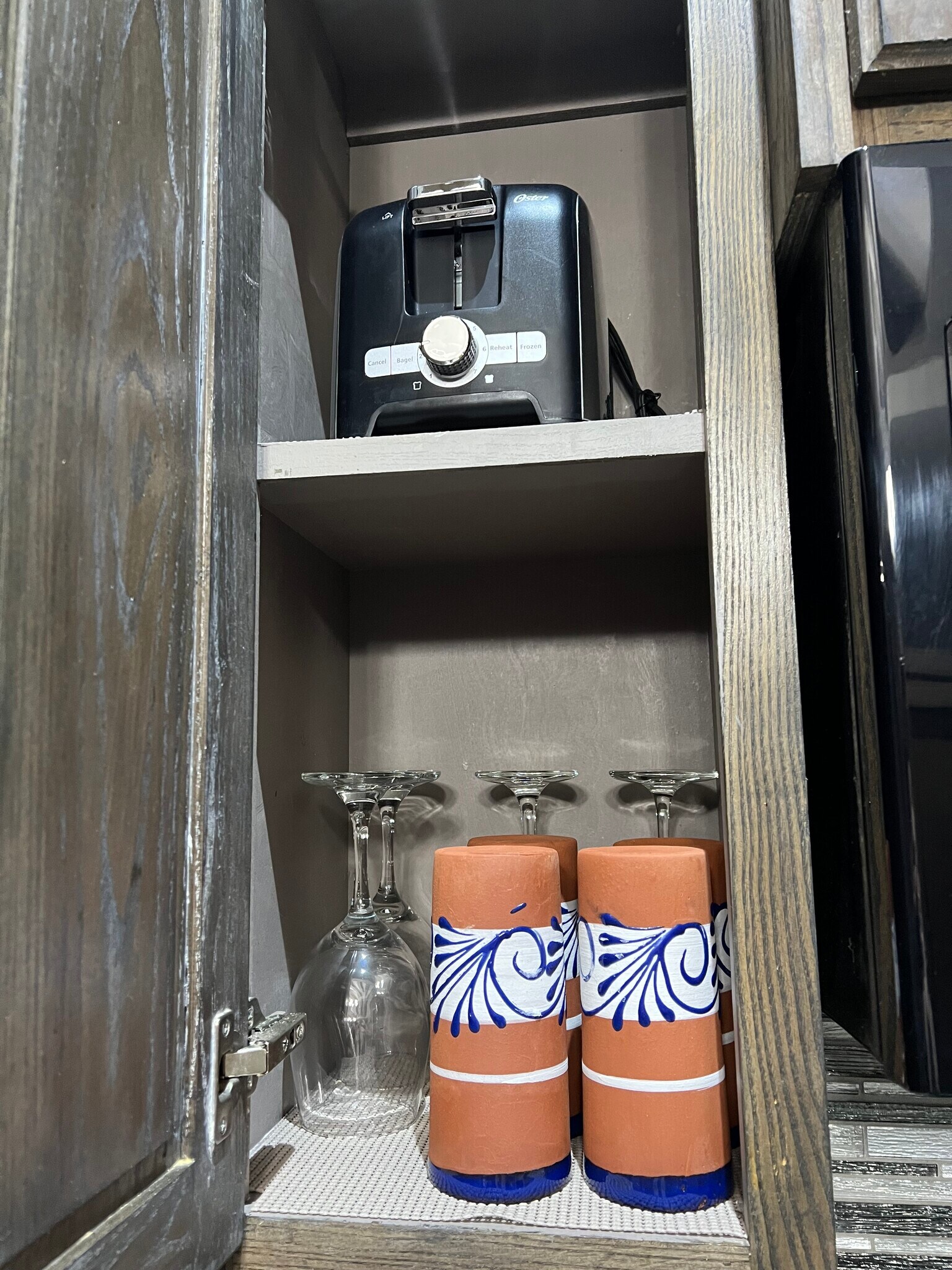 Toaster/Glasses - 2616 Larkspur Ave