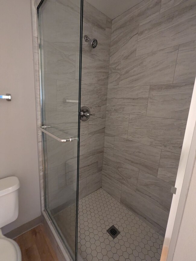 Building Photo - Beautifully Upgraded Duplex Tigard