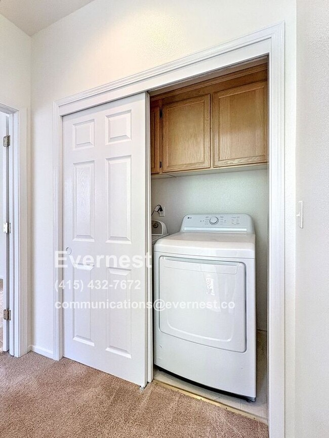 Building Photo - Lovely 2-Bedroom Townhome: Comfort and Con...