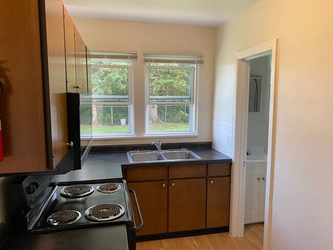 Building Photo - AVAILABLE SEPTEMBER - 1 BED 1 BATH