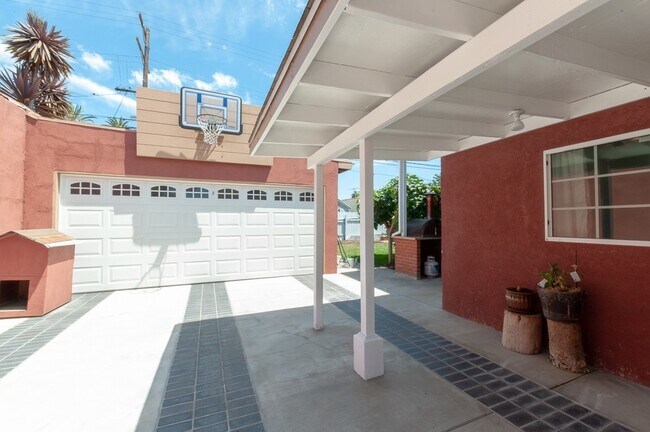 Building Photo - Beautiful 3 bedroom 2 bath with Central AC