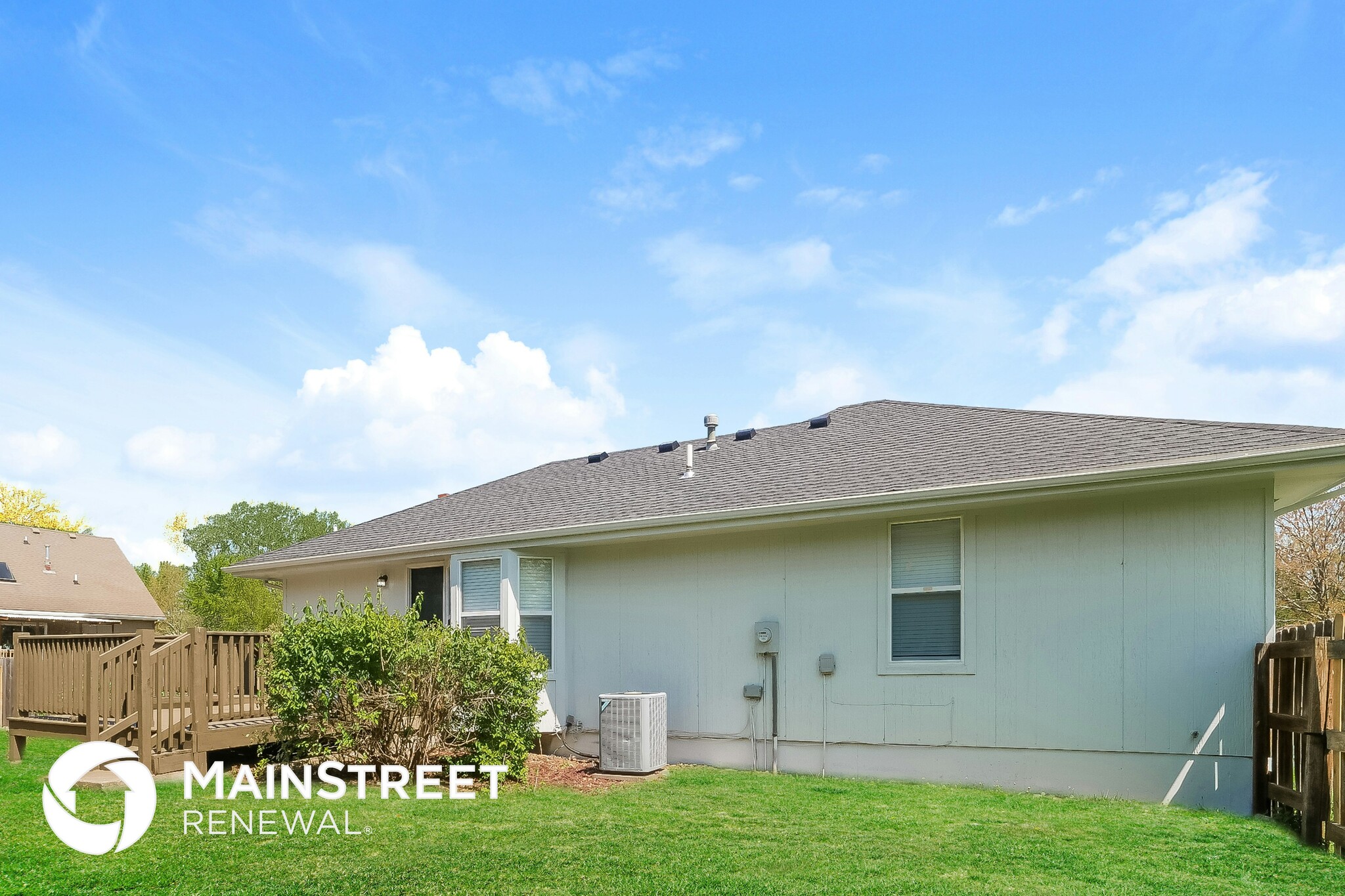 Building Photo - 517 NE Thames Dr