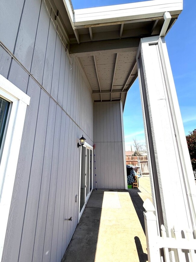 Building Photo - Desirable Home in Lincoln Village – A must see!