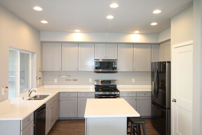 Building Photo - 3 Bed 2.5 Bath - A/C - Pet Friendly - Ft Nugent Park - NAS Whidbey