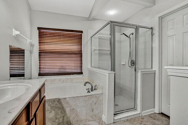 Building Photo - Renovated 5 bedroom/3 bathroom home in Wor...