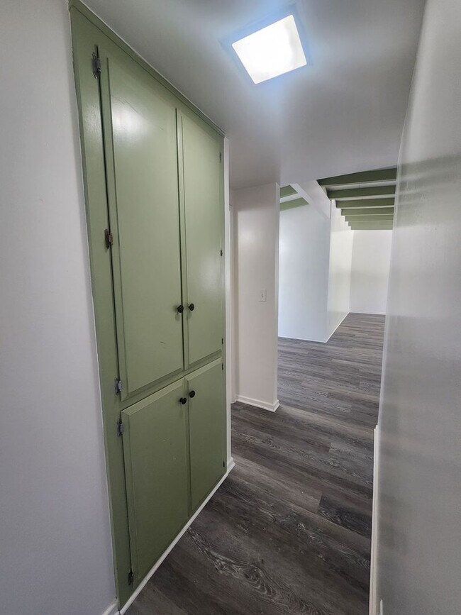 Building Photo - Newly Remodeled Large 3 Bedroom 2 Bath Home