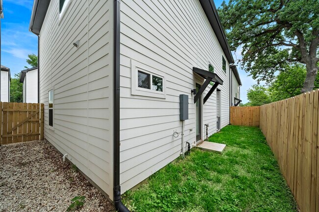 Building Photo - 2623 Huntington Creek Ln