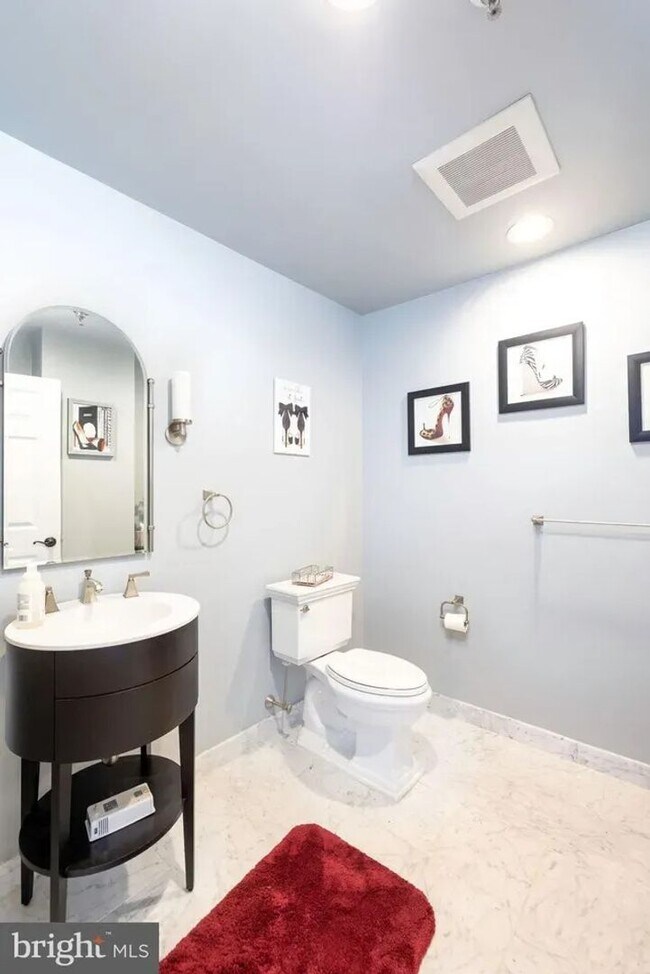 Building Photo - Spacious 4-Bedroom Residence with In-Unit Laundry in Center City