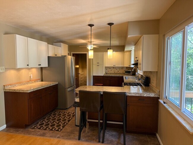 Building Photo - Lindbergh Schools 3BD 2.5 Bth Open Floor Plan