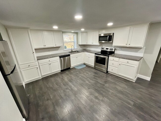 Building Photo - Beautifully Remodeled 3 Bedroom, 2 Bathroo...