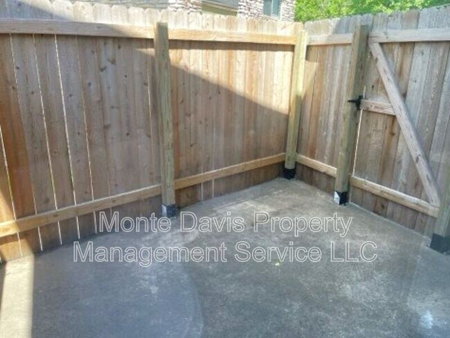Building Photo - 2504 Manor Cir