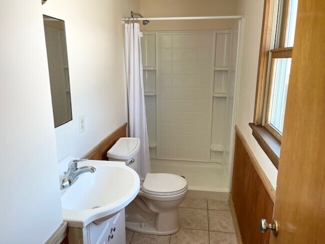 Building Photo - 3 Bedroom Home in South Burlington VT Available 5/1 or anytime in April!