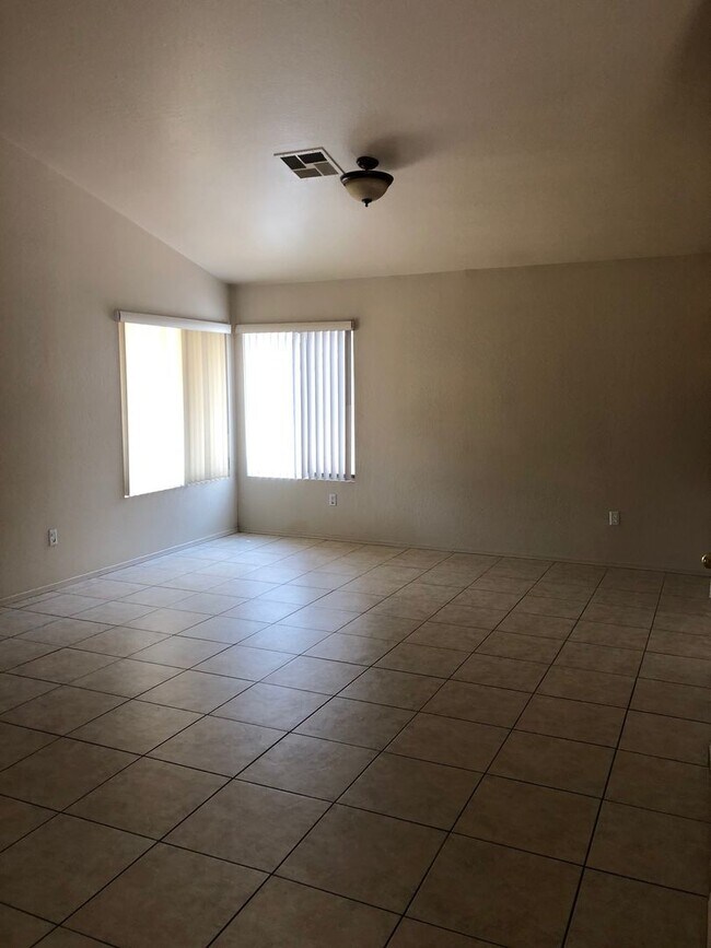 Building Photo - 3 Bedroom - 2 story corner lot - Glendale ...