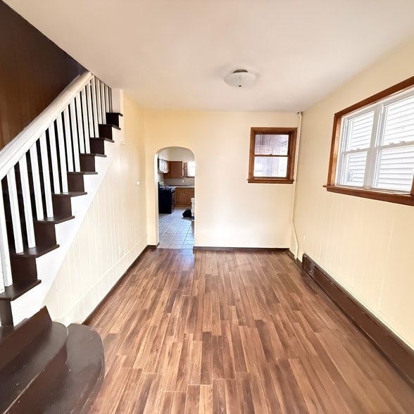 Building Photo - 713 S Front St