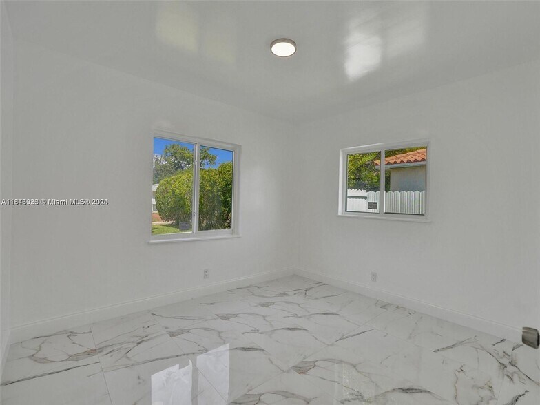Building Photo - 11011 NE 9th Ct
