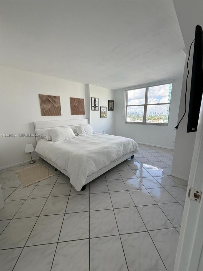 Building Photo - 6039 Collins Ave