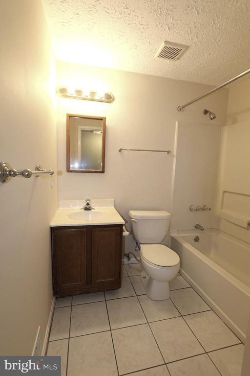 Building Photo - 2086 Tanglewood Dr