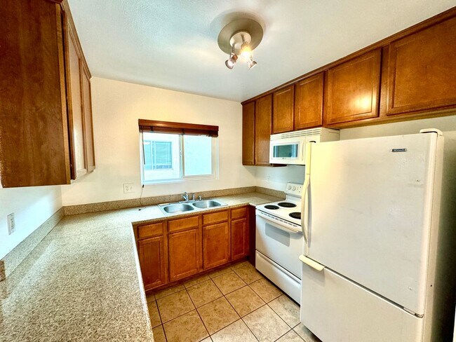Building Photo - Great 1B/1BA Condo in Gated Community in E...