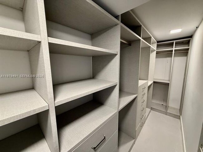 Building Photo - 900 Bay Dr