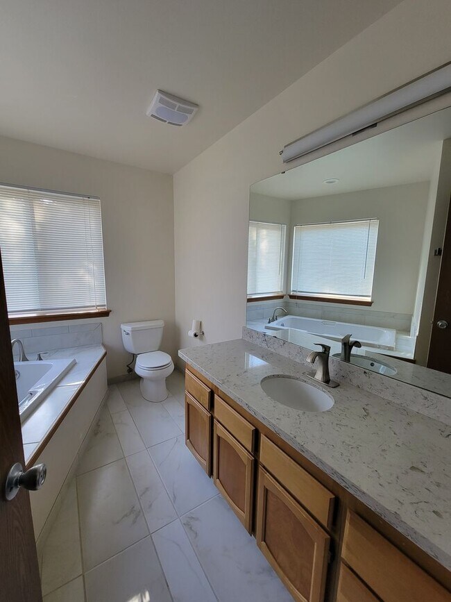 Building Photo - Newer 2 story 1761 sq ft 3 bedroom, 2 1/2 bath home with 2 car garage