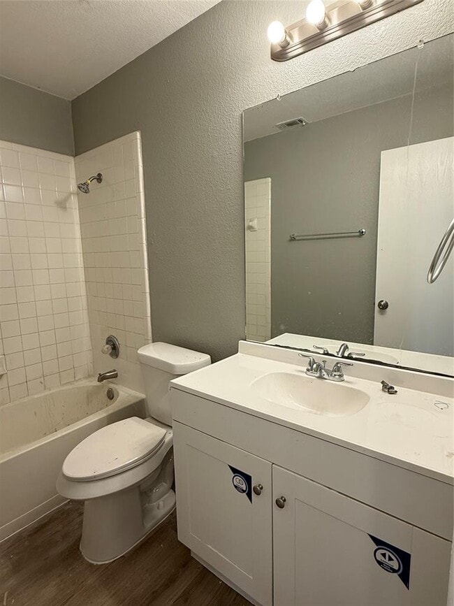 Building Photo - 2221 Creekside Ln