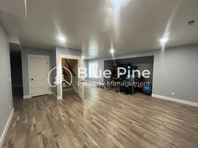 Building Photo - 1885 Mesa Cyn Dr