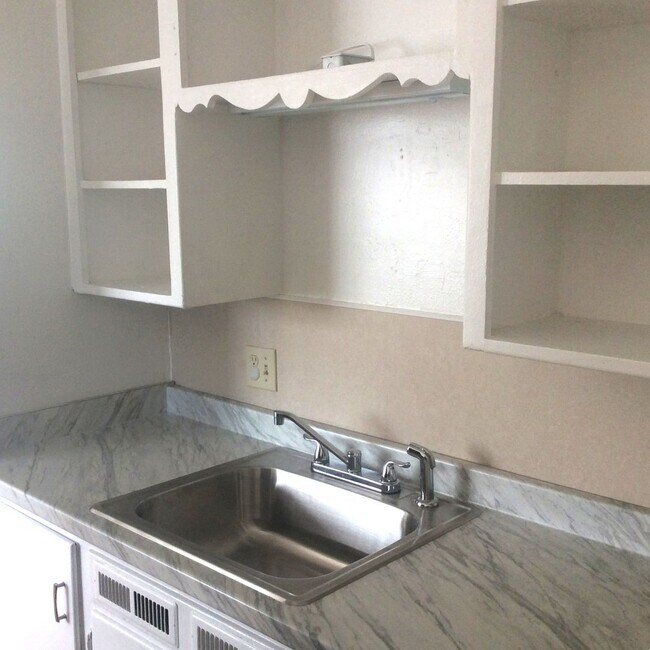 Building Photo - Coleman