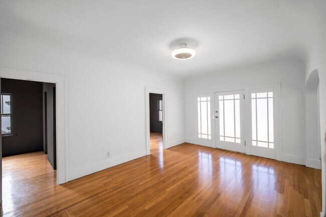 Building Photo - 3041 Valle Ave