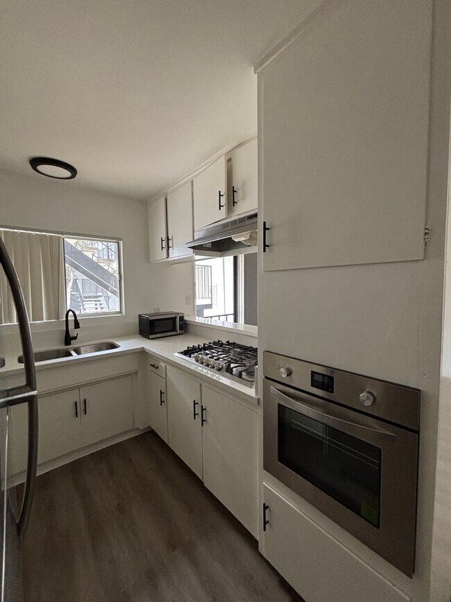 Building Photo - Upgraded 1 Bedroom In Torrance with Parkin...