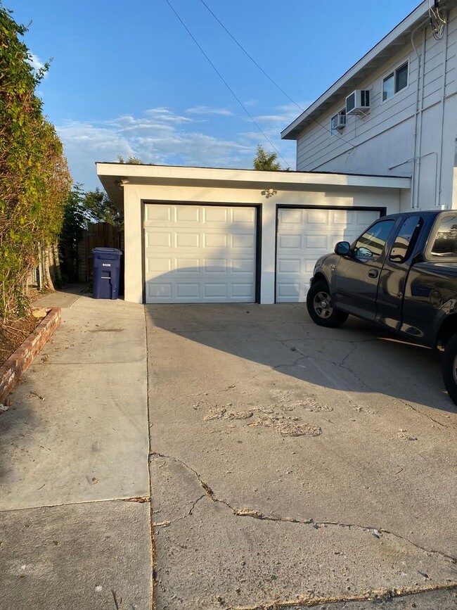Building Photo - Top Floor 2-Bedroom Duplex in Fletcher Hills