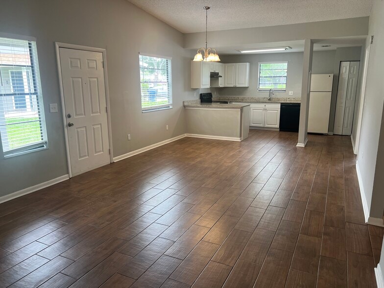 Building Photo - 10101 Lake Oak Cir