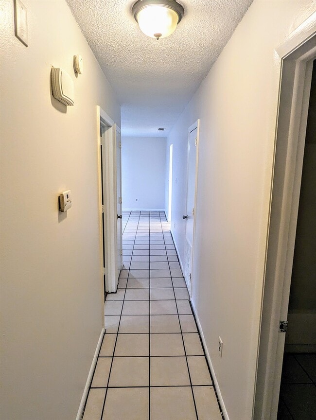 Building Photo - 911 Kendall Dr