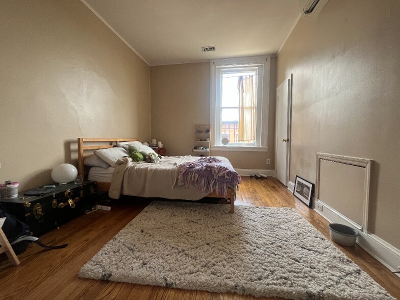Building Photo - 23 E Eager St