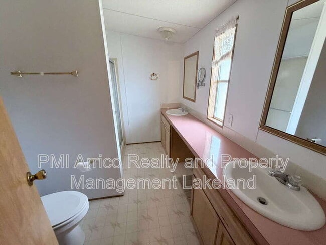 Building Photo - 1504 Valiant Dr