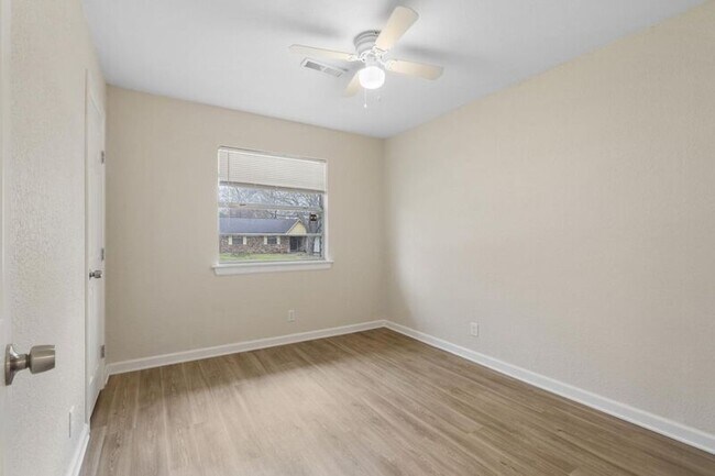 Building Photo - 1671 S Pecan Ave