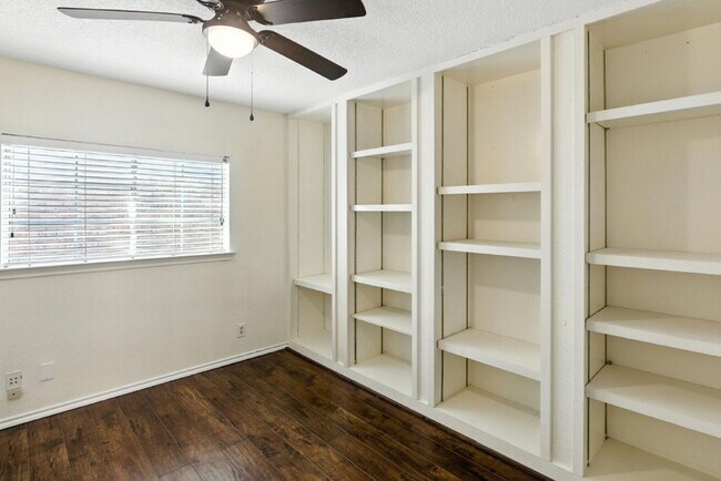 Building Photo - 22023 Oriole Hill Dr