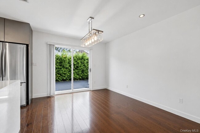 Building Photo - 38 Birchwood Park Dr