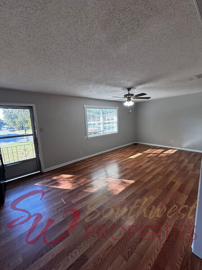 Building Photo - Cozy 2 Bed, 1 Bath Home