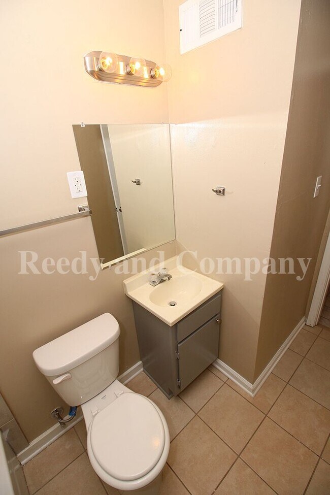 Building Photo - Duplex near Summer Ave. !!!FULL FIRST MONTH RENT FREE!!!