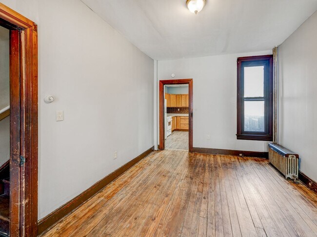Building Photo - Large Four Bedroom In York!