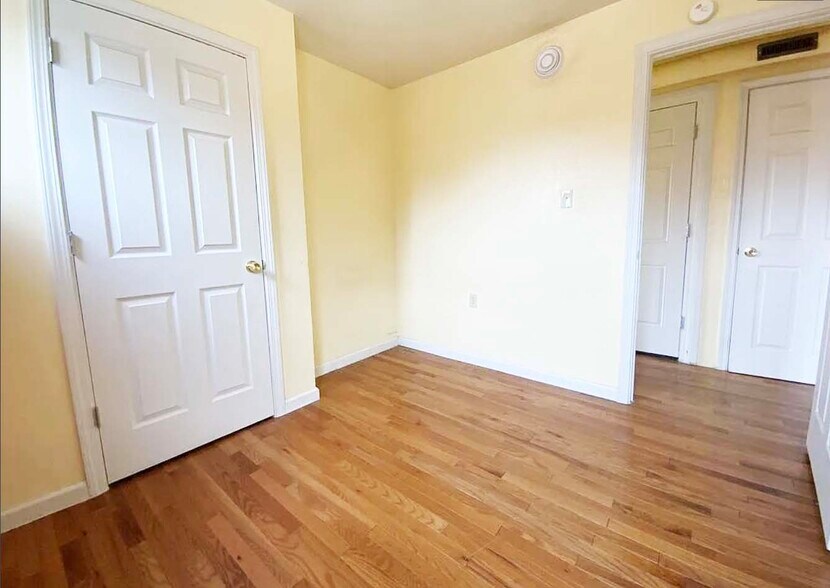 Building Photo - 221 Sterrett St