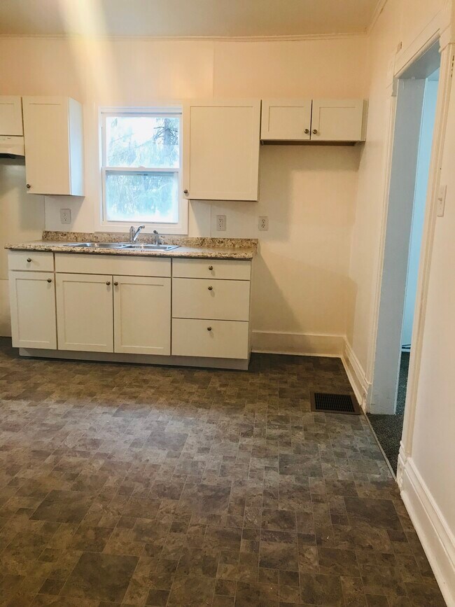 Building Photo - 616 W Wolf Ave