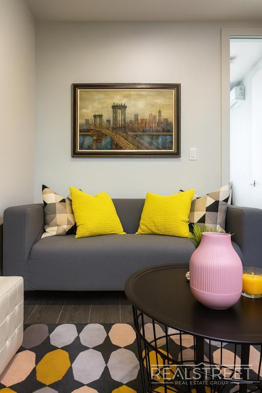 Building Photo - Stunning 1 Bed Near Prospect Park