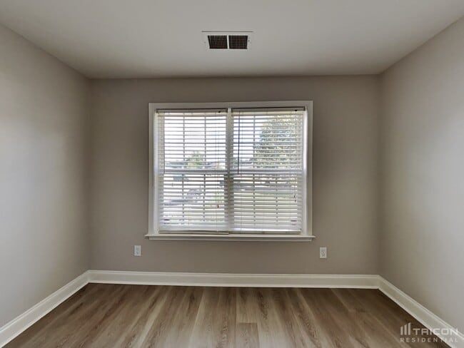 Building Photo - 2300 Saluda Dr
