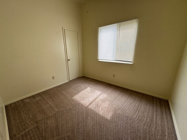 Building Photo - 2808 Bluejay Dr