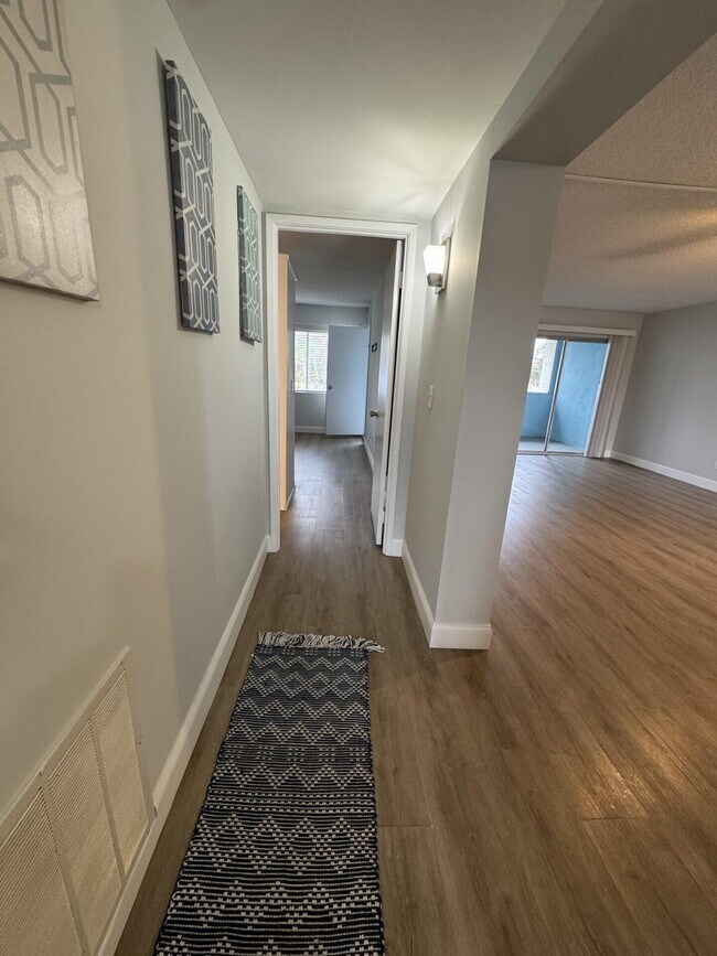 Building Photo - 1310 NE 14th Ct